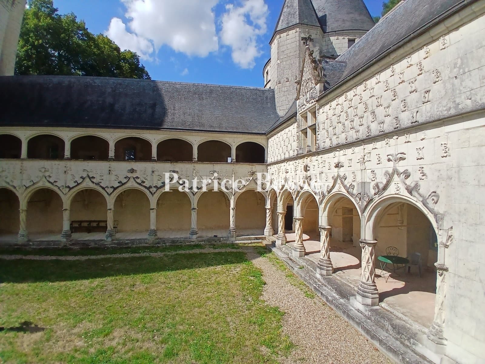 Historic Castle with 35 Hectares of Walled Grounds and 17th Century Outbuildings 4