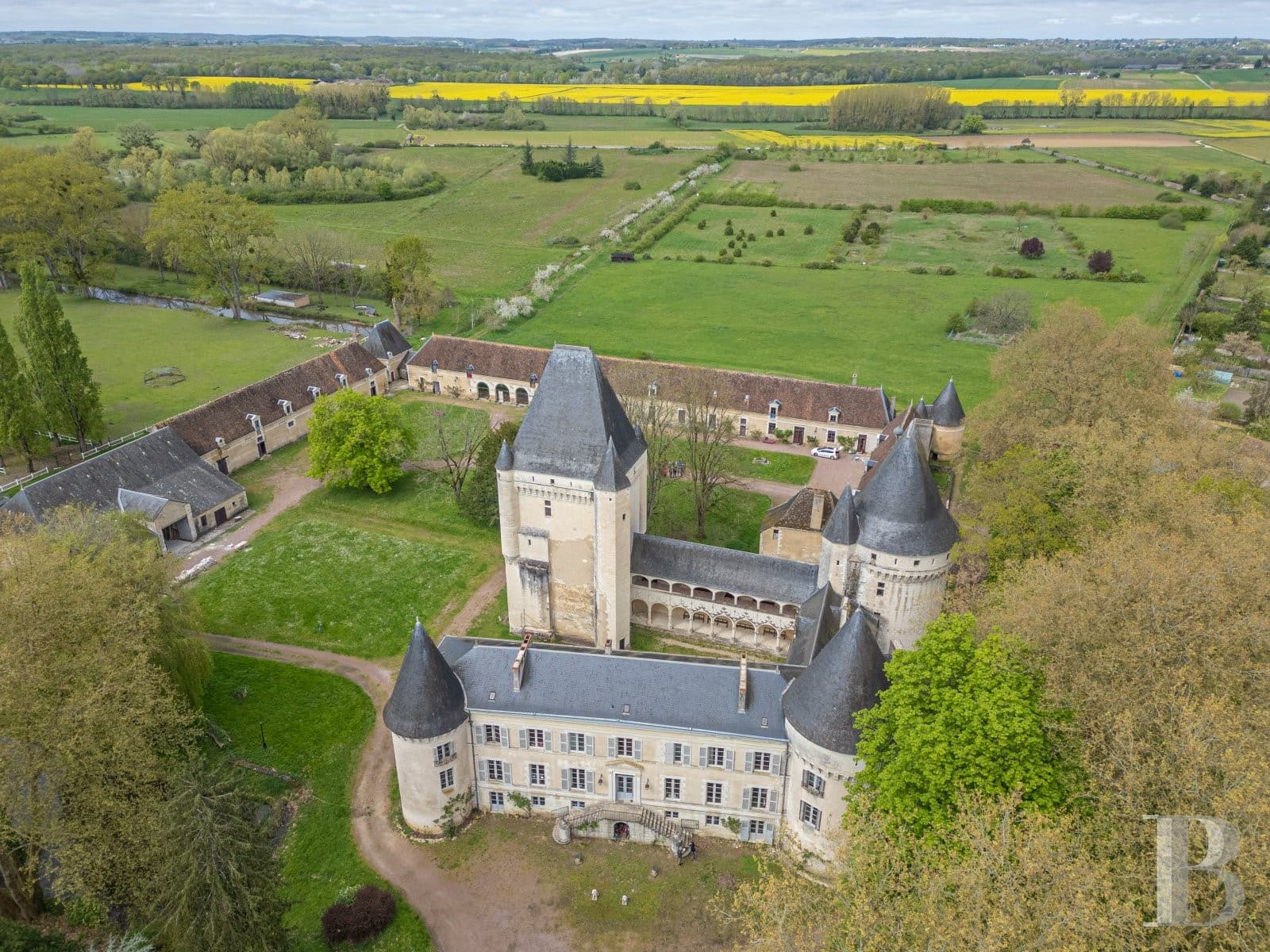 Historic Castle with 35 Hectares of Walled Grounds and 17th Century Outbuildings 5
