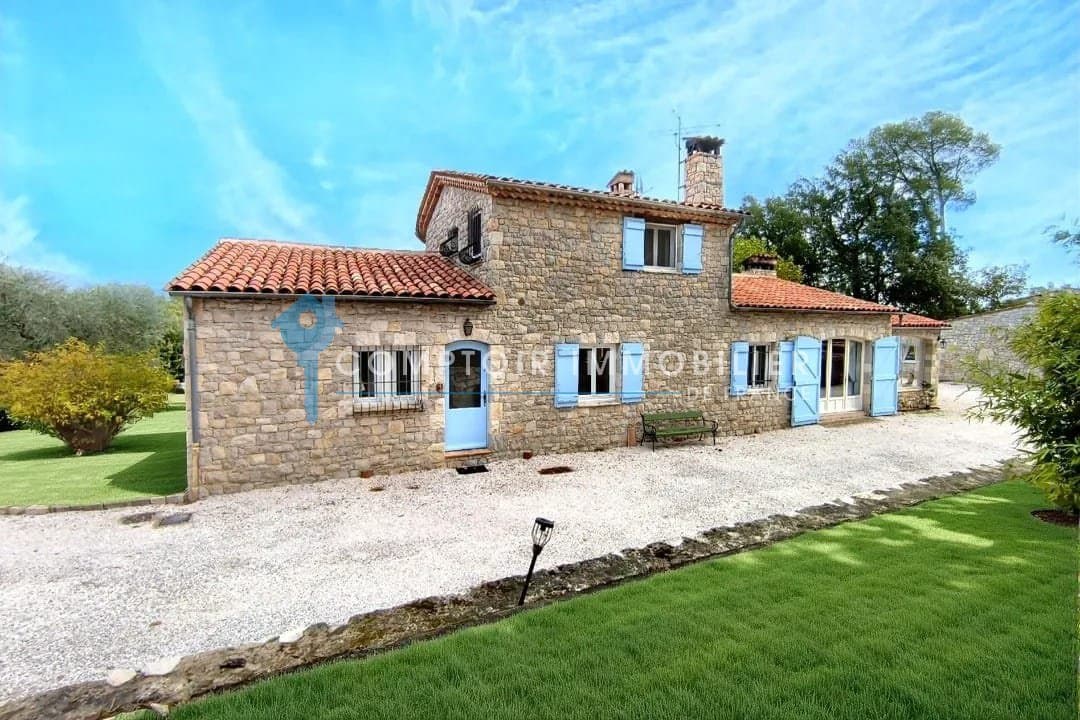 Exceptional Villa with Panoramic Terrace and Equestrian Facilities — Villa for sale in France