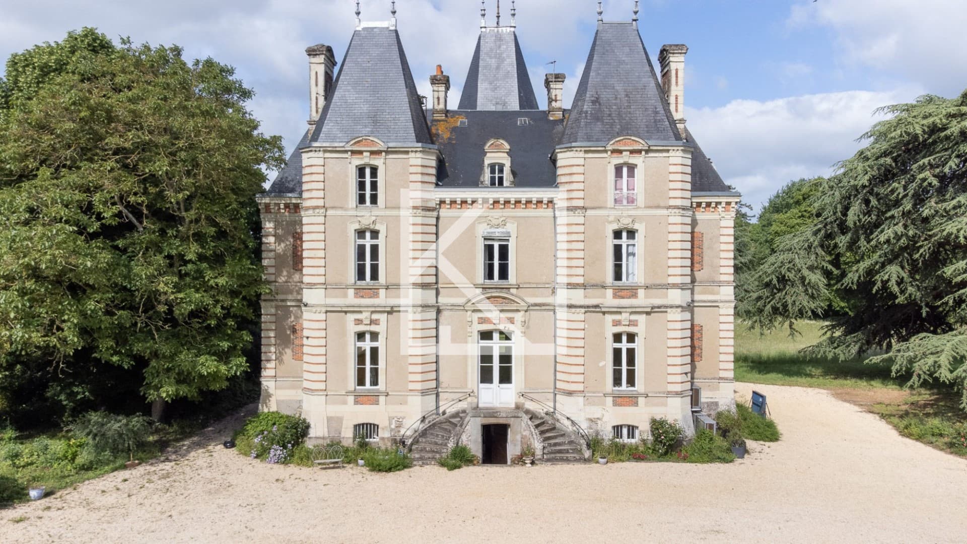 Majestic Château with 10 Bedrooms and Expansive Parkland