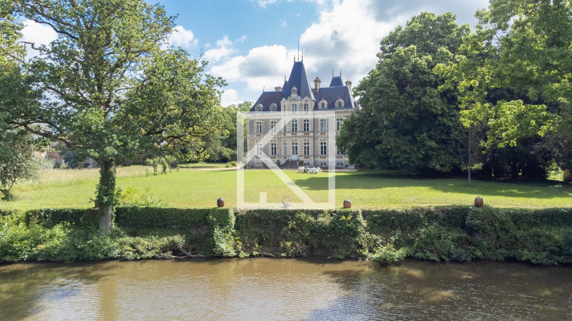 Majestic Château with 10 Bedrooms and Expansive Parkland 4