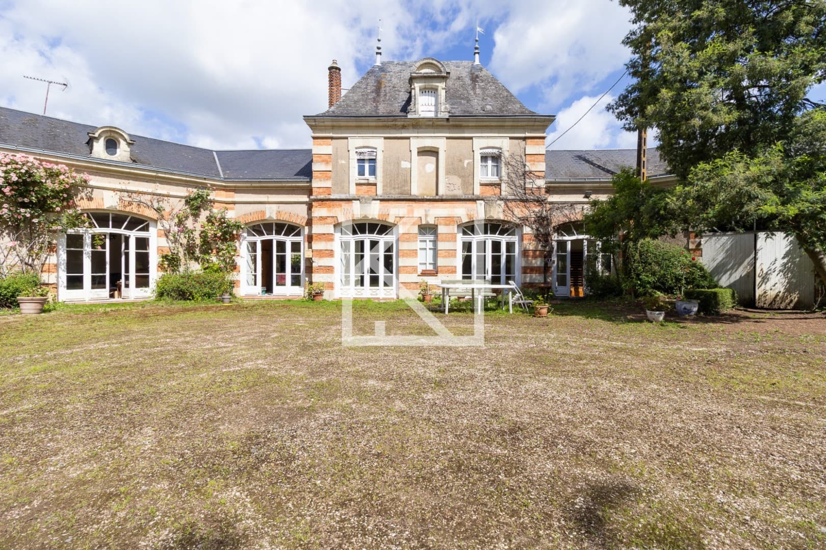 Majestic Château with 10 Bedrooms and Expansive Parkland 2
