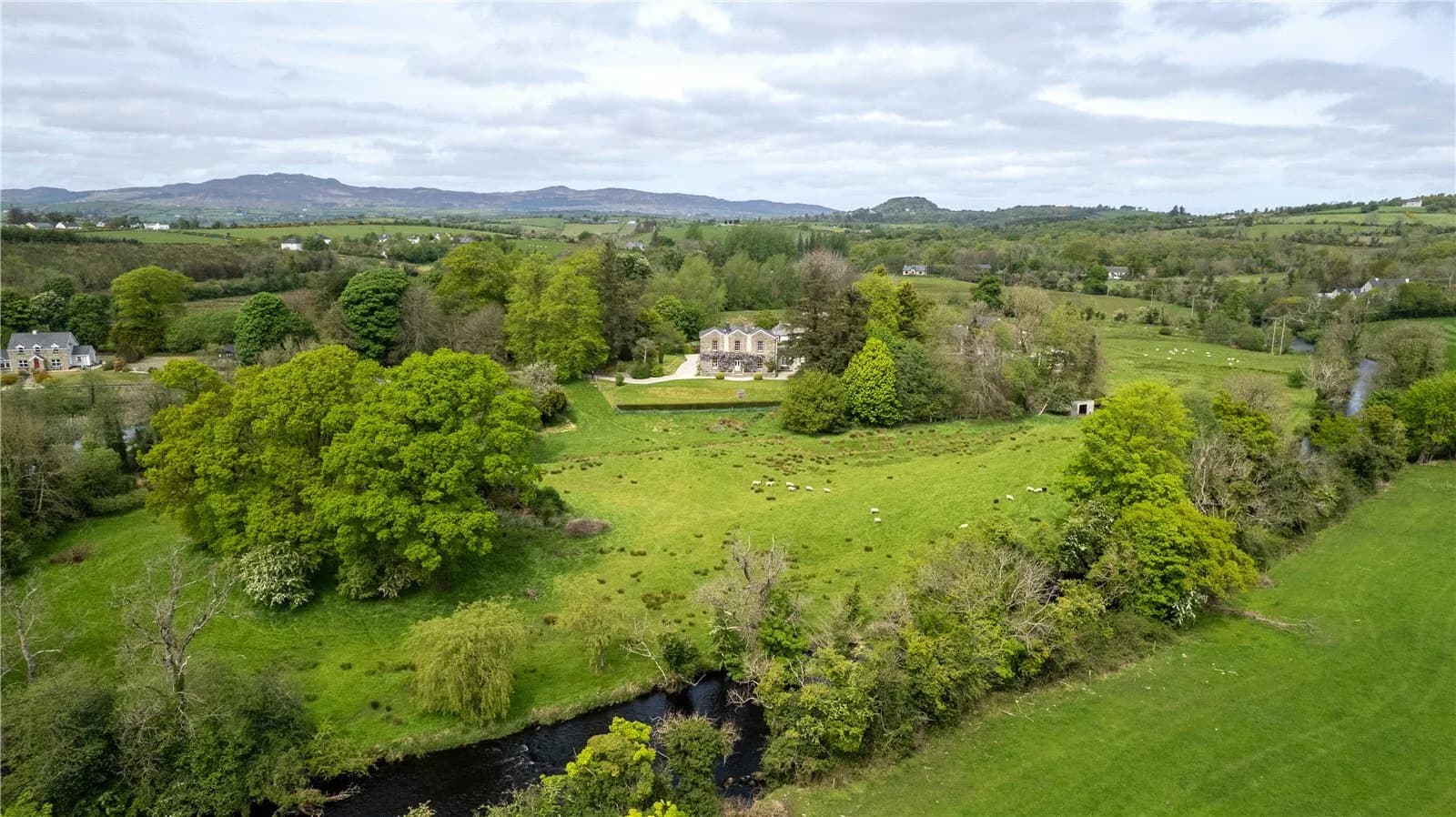 Elegant Late-Georgian Country Residence with Walled Garden and River Views 4