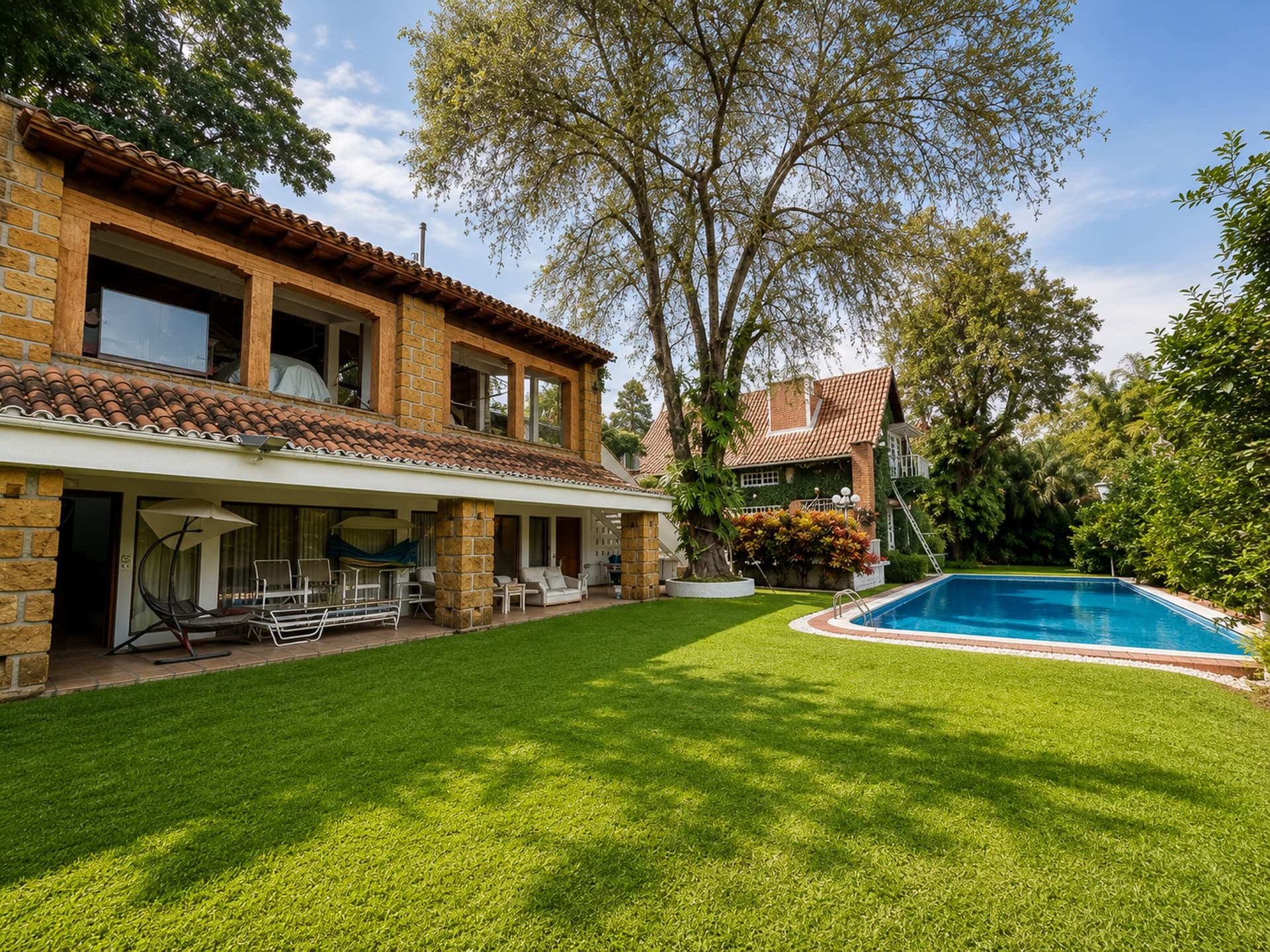 Luxurious Garden Estate with Semi-Olympic Pool and Natural Stream 4