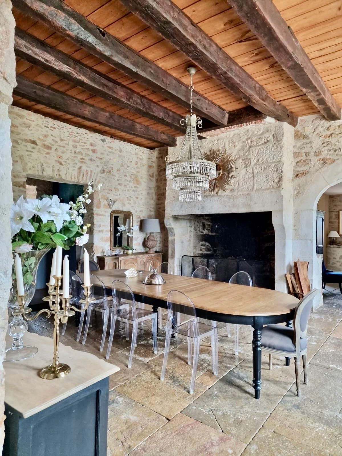 Elegant 18th Century Manor With Swimming Pool, Tennis Court, And Barn 3