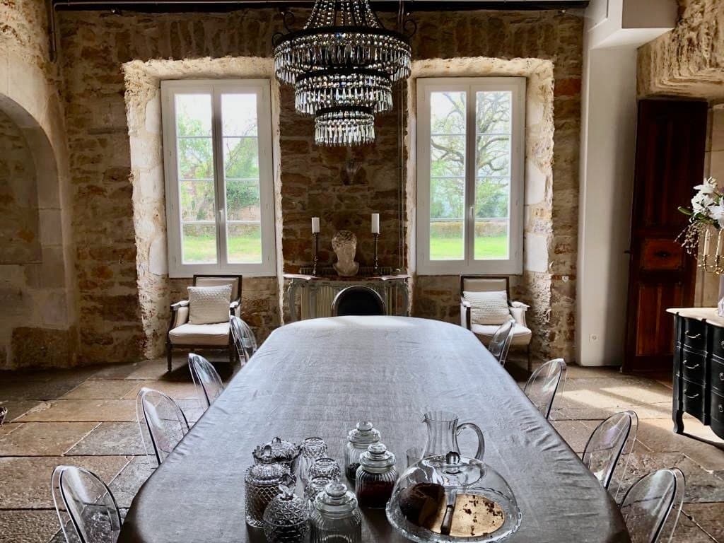 Elegant 18th Century Manor With Swimming Pool, Tennis Court, And Barn 4