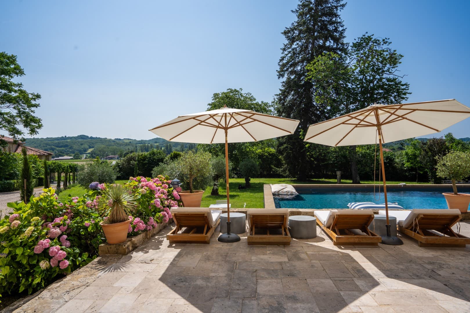 Spacious Castle With 10 Bedrooms And Swimming Pool 2