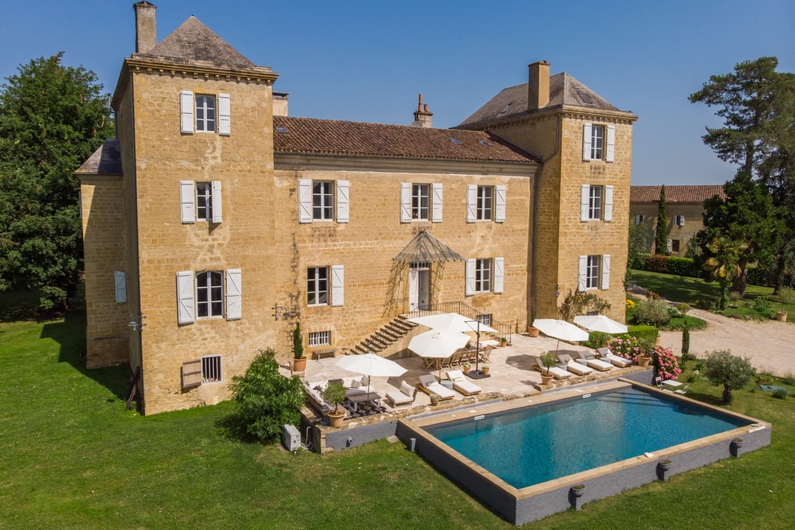 Spacious Castle With 10 Bedrooms And Swimming Pool 3