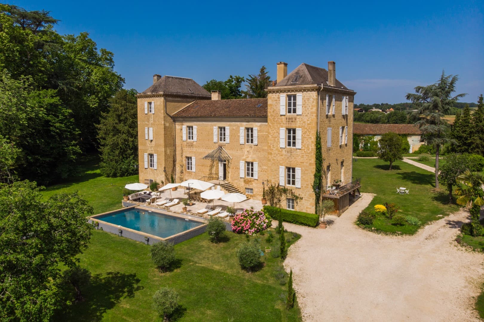 Spacious Castle With 10 Bedrooms And Swimming Pool 4