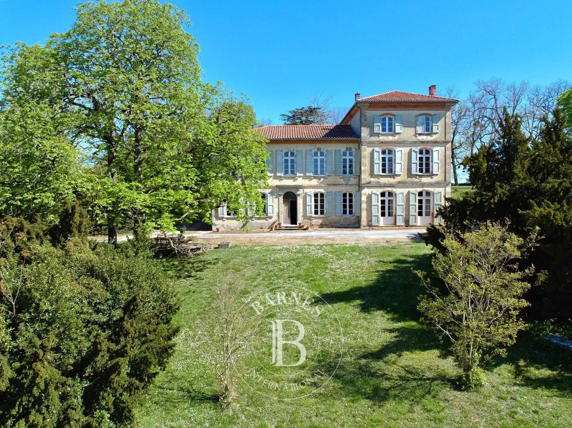 Elegant Late 18th Century Manor House With Expansive Grounds — Manor House for sale in France