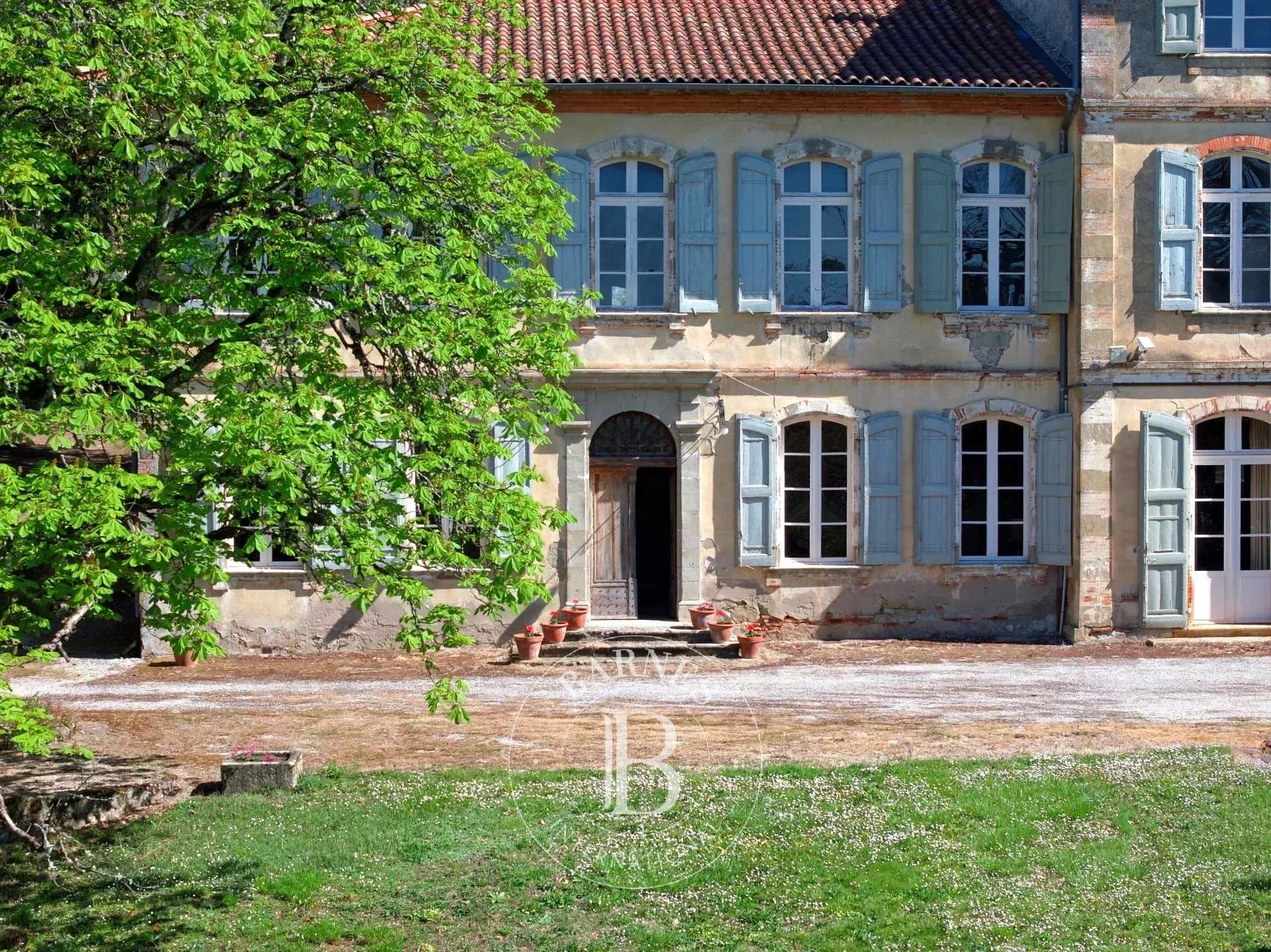 Elegant Late 18th Century Manor House With Expansive Grounds 2