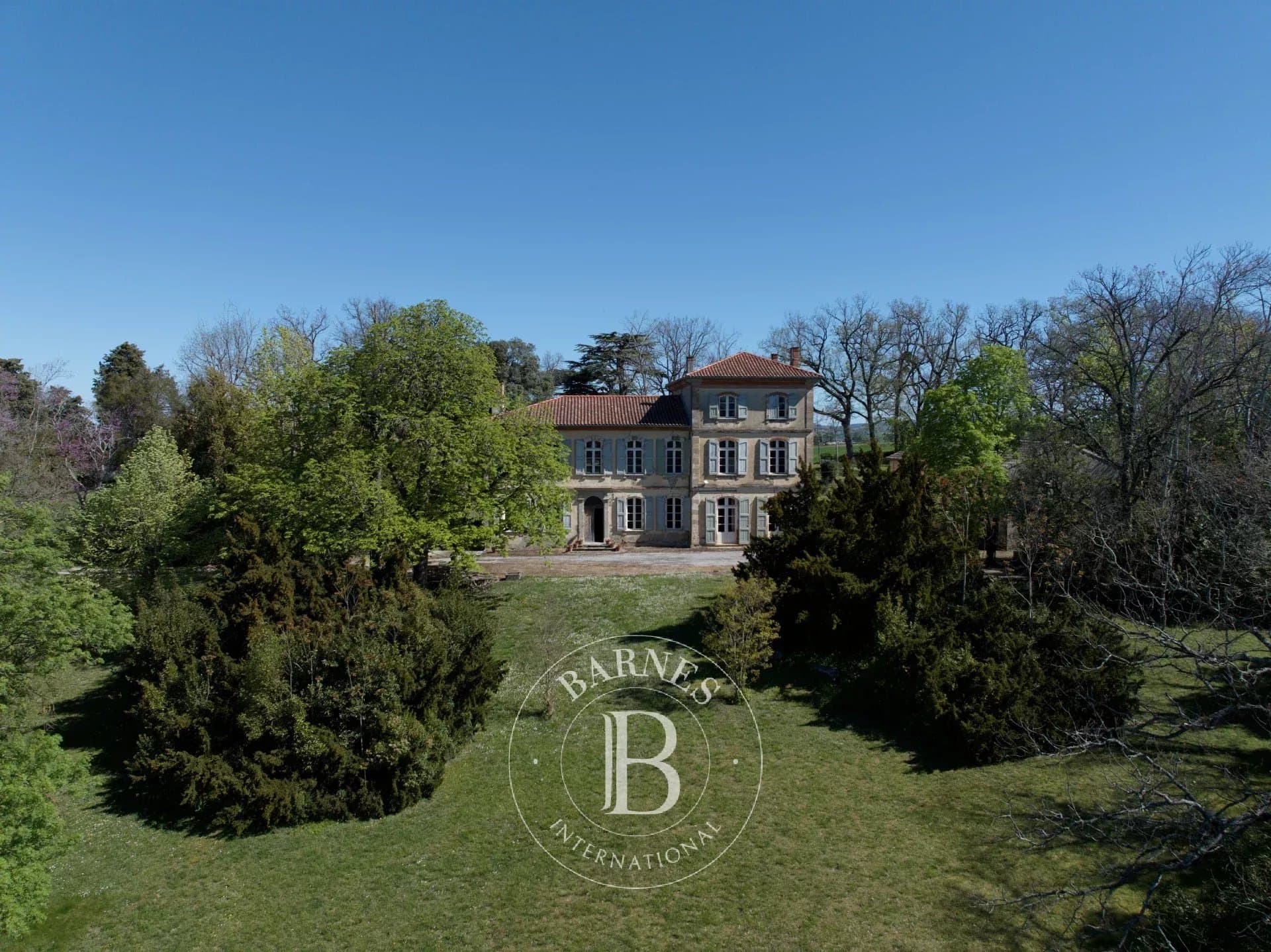 Elegant Late 18th Century Manor House With Expansive Grounds 3