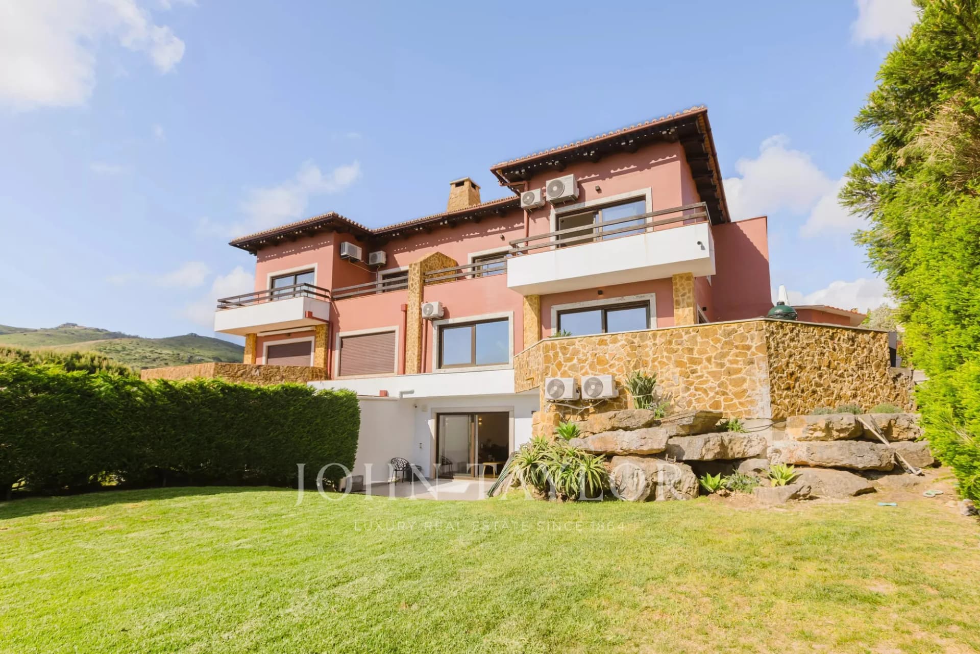 Elegant 4-Bedroom Villa With Panoramic Ocean Views In Cascais