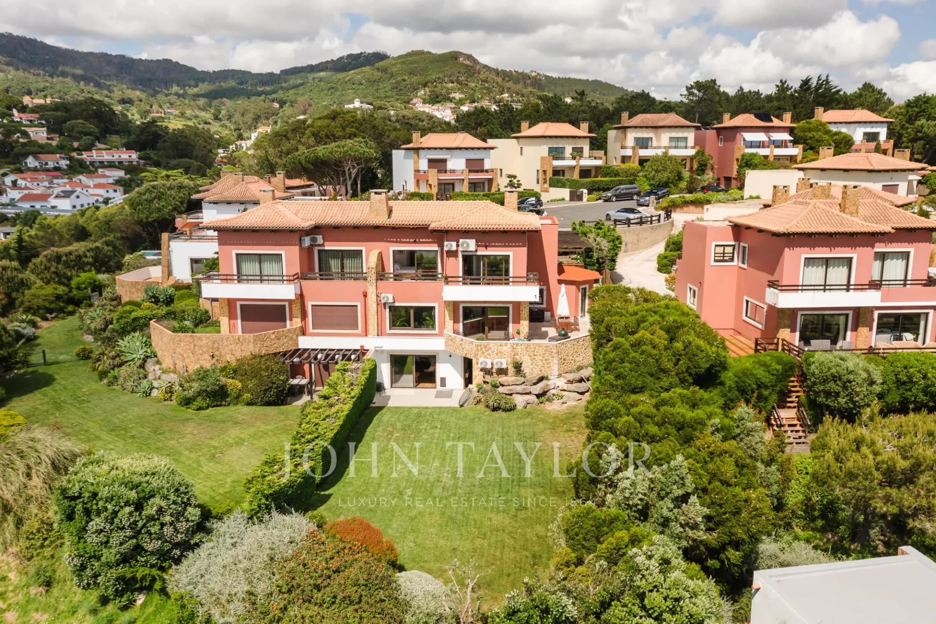 Elegant 4-Bedroom Villa With Panoramic Ocean Views In Cascais 3