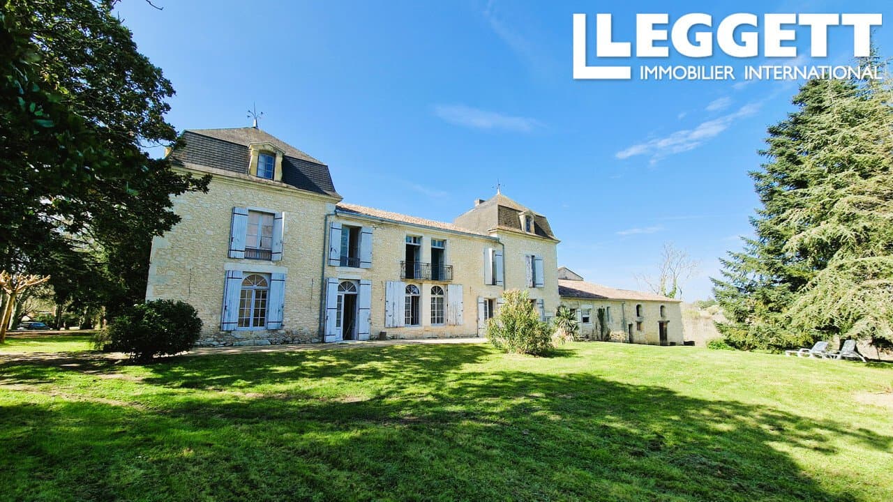 Château With 5 Bedrooms, Caretaker's Cottage And Stunning Views — Château for sale in France