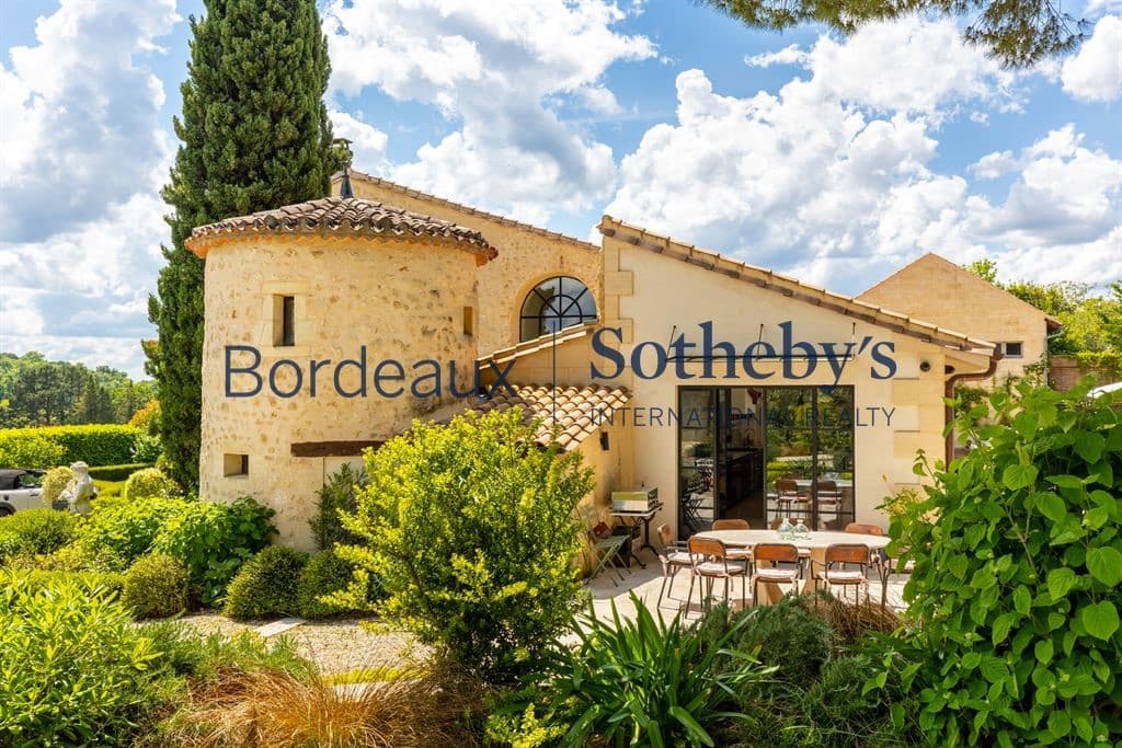 Exceptional Castle with Landscaped Park and Heated Saltwater Pool — in France