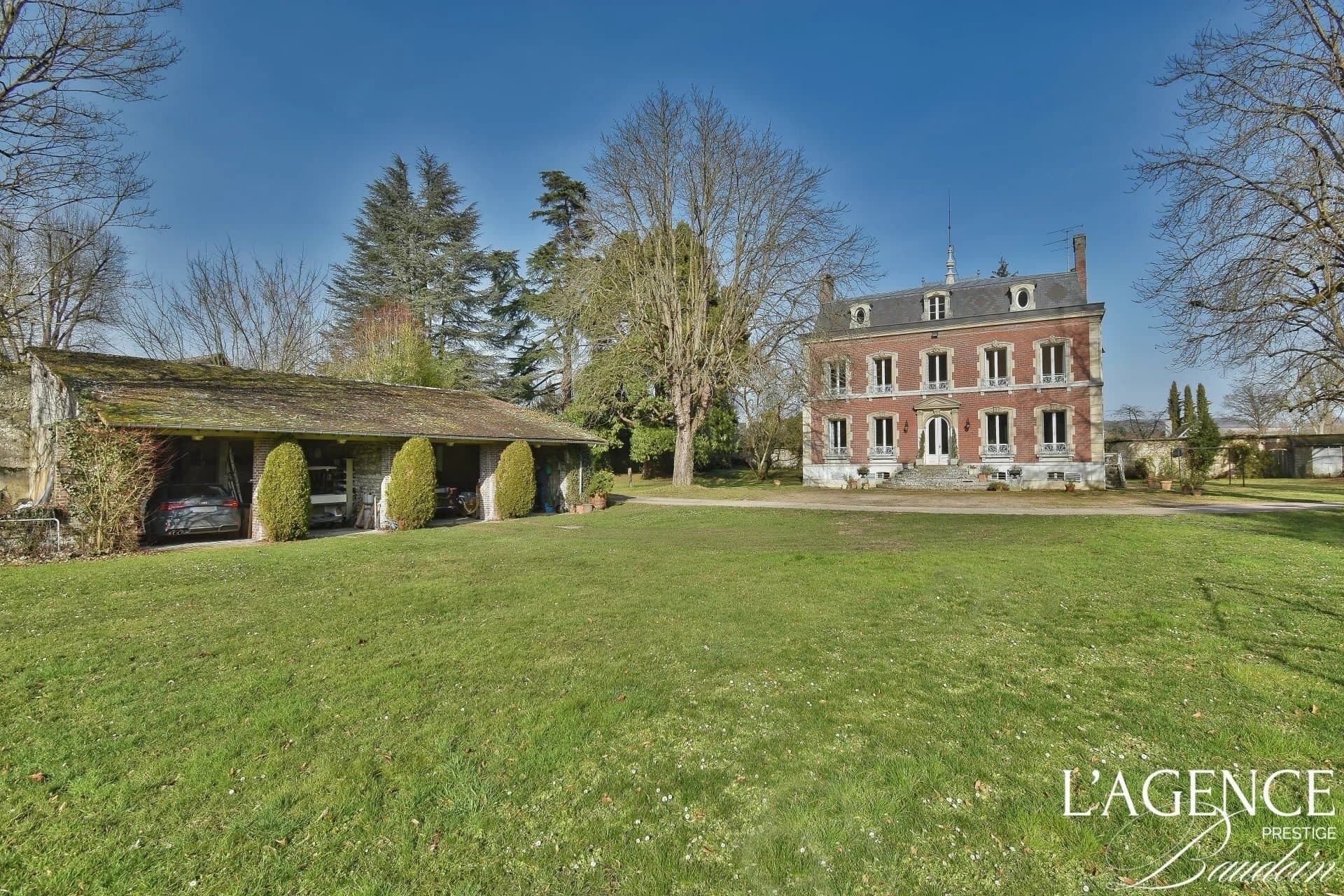 Exceptional Equestrian Château With Renovated Apartments And Modern Facilities — Château for sale in Eure, France