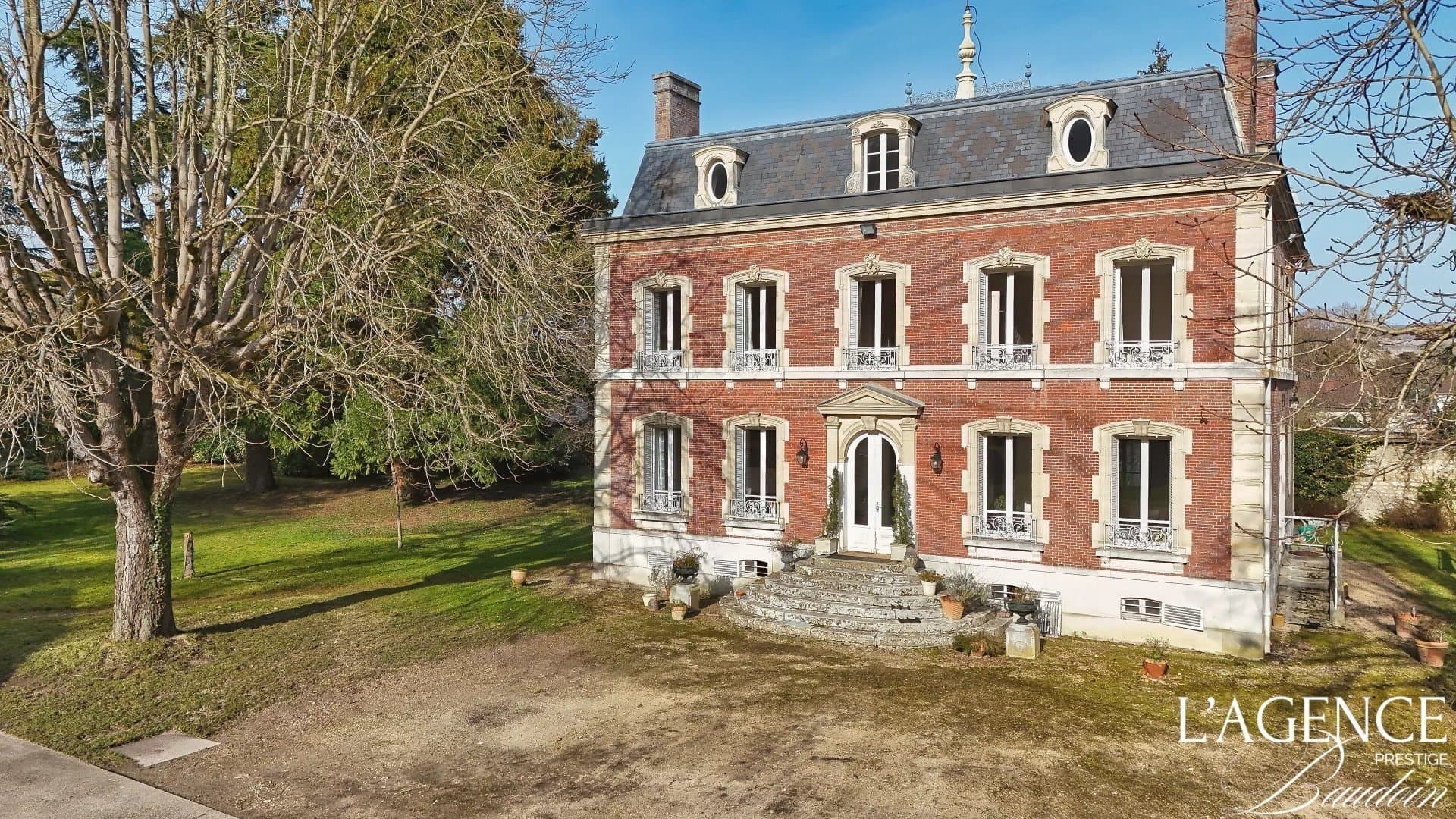 Exceptional Equestrian Château With Renovated Apartments And Modern Facilities 2