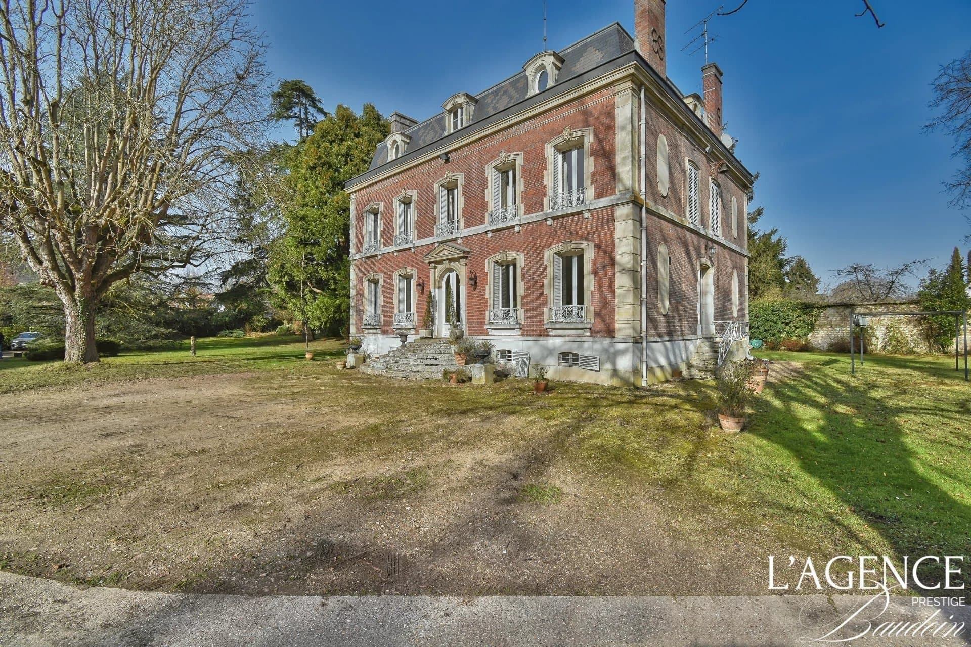 Exceptional Equestrian Château With Renovated Apartments And Modern Facilities 3
