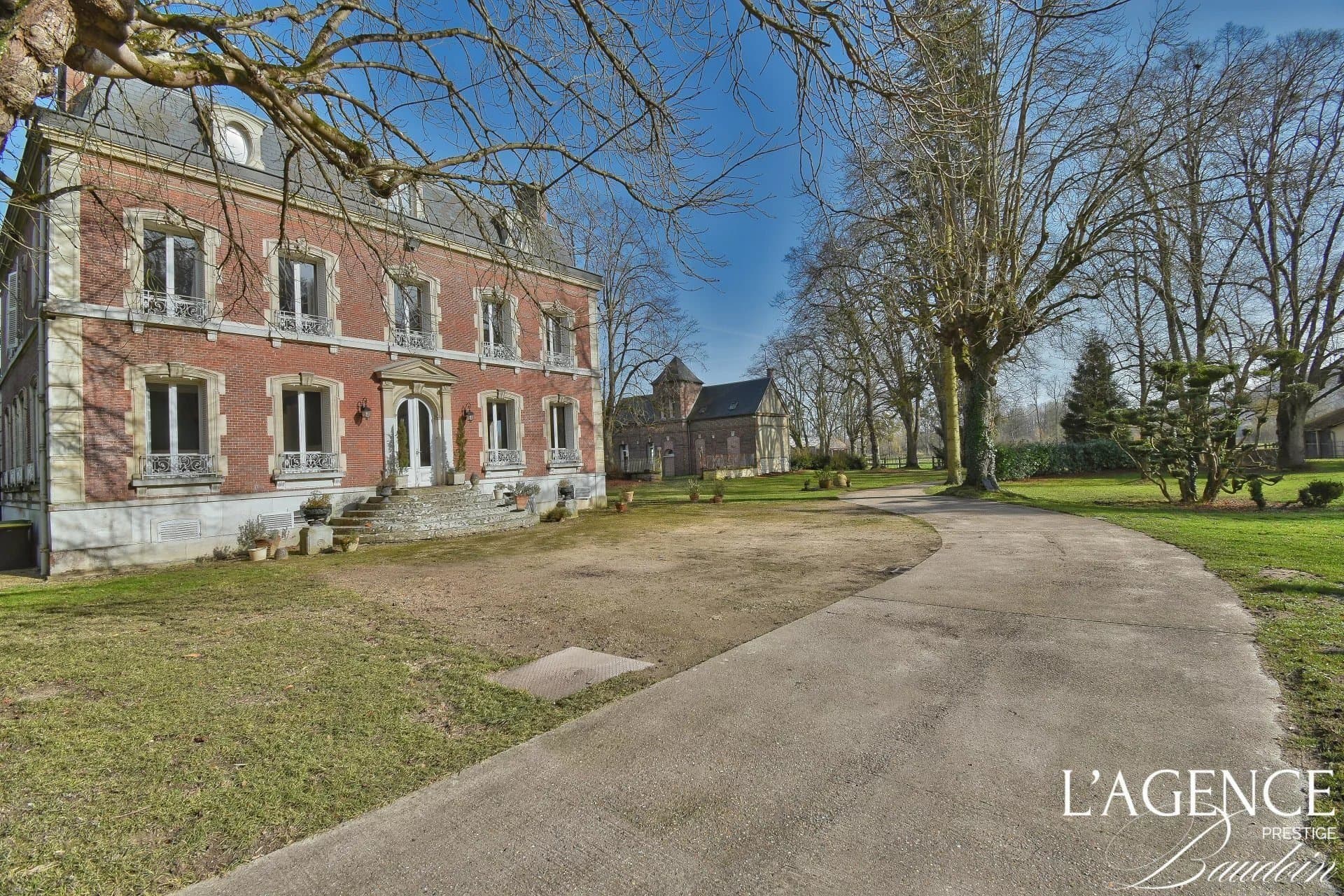 Exceptional Equestrian Château With Renovated Apartments And Modern Facilities 4