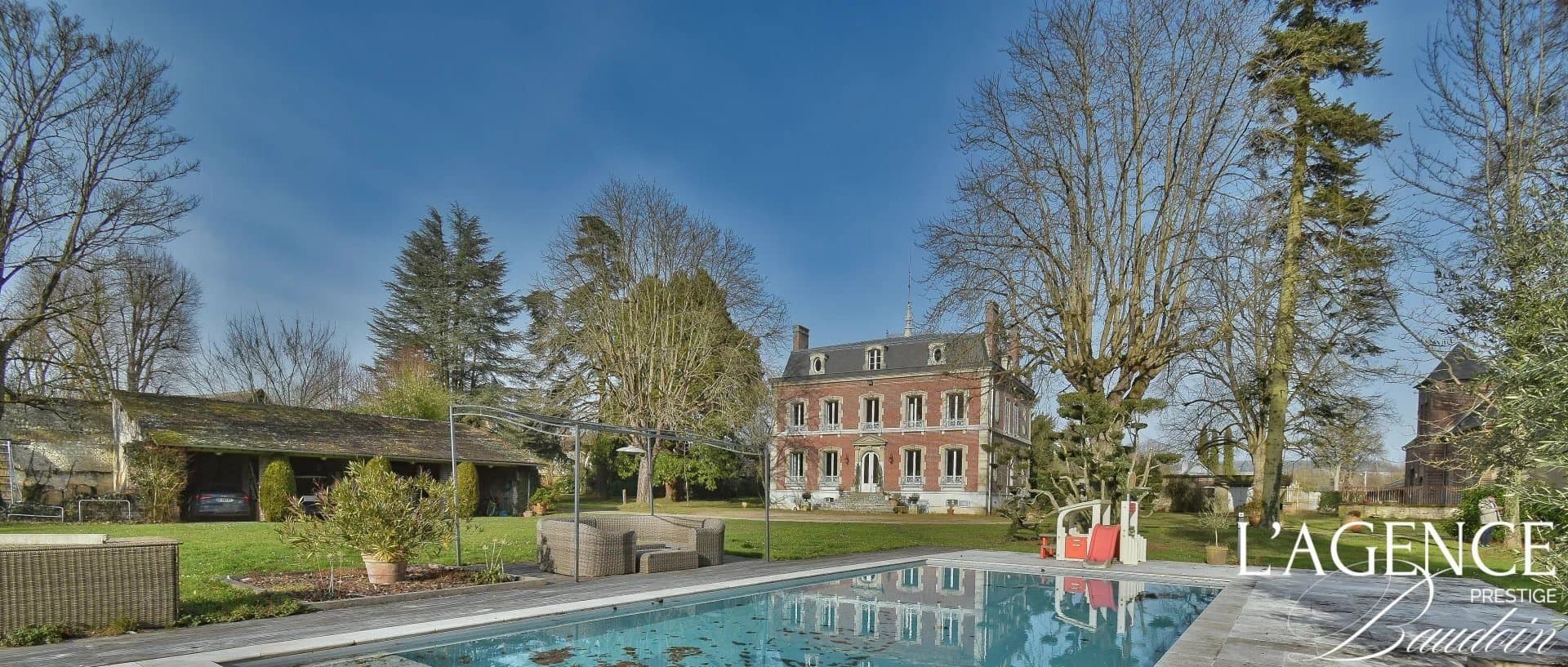 Exceptional Equestrian Château With Renovated Apartments And Modern Facilities 5