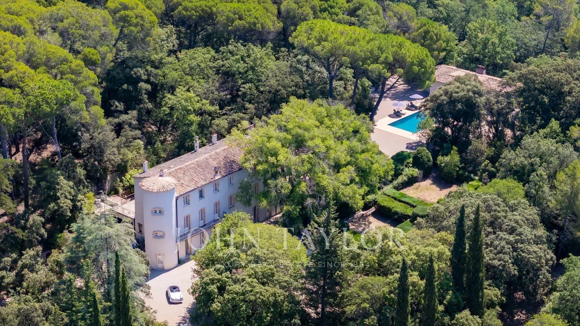 Elegant 18th Century Château With Guest House And Expansive Grounds 3