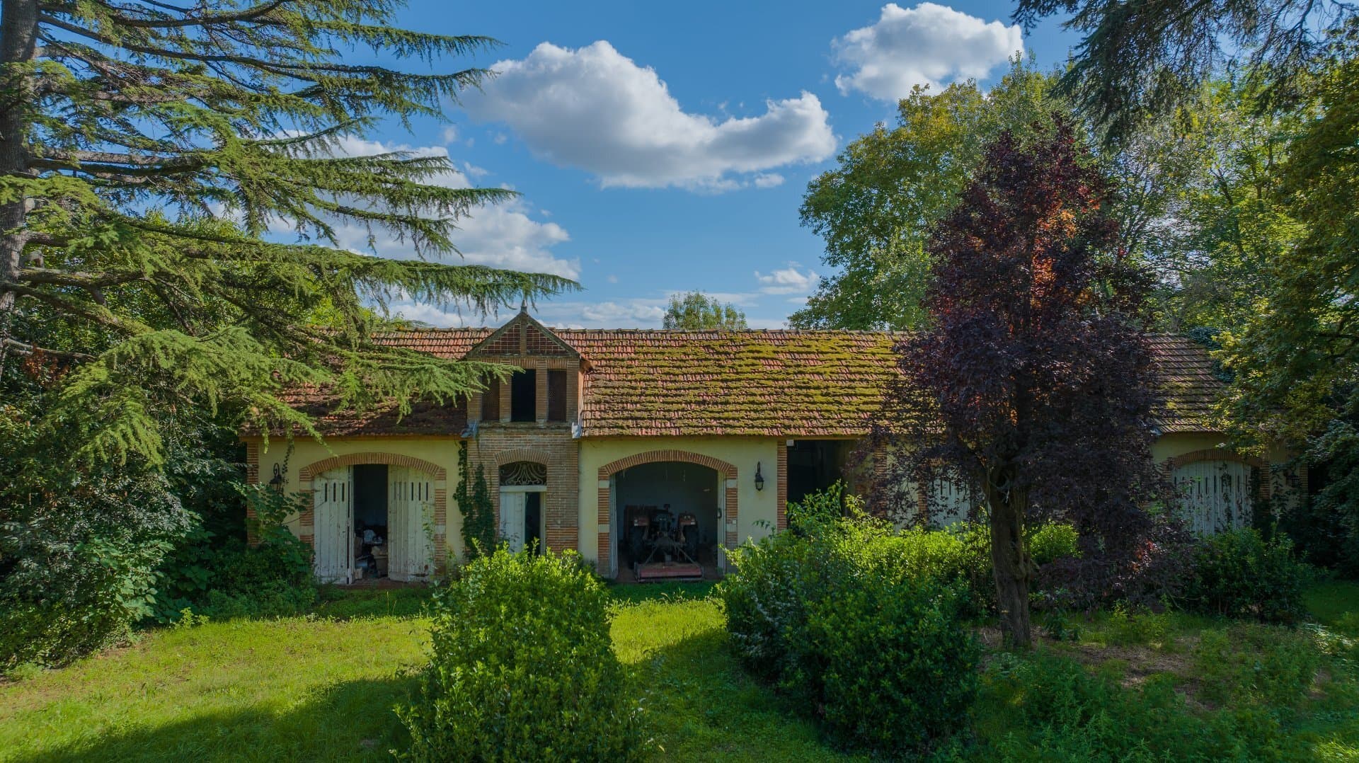 Historic Château With 9 Bedrooms, Pool, And Outbuildings 4