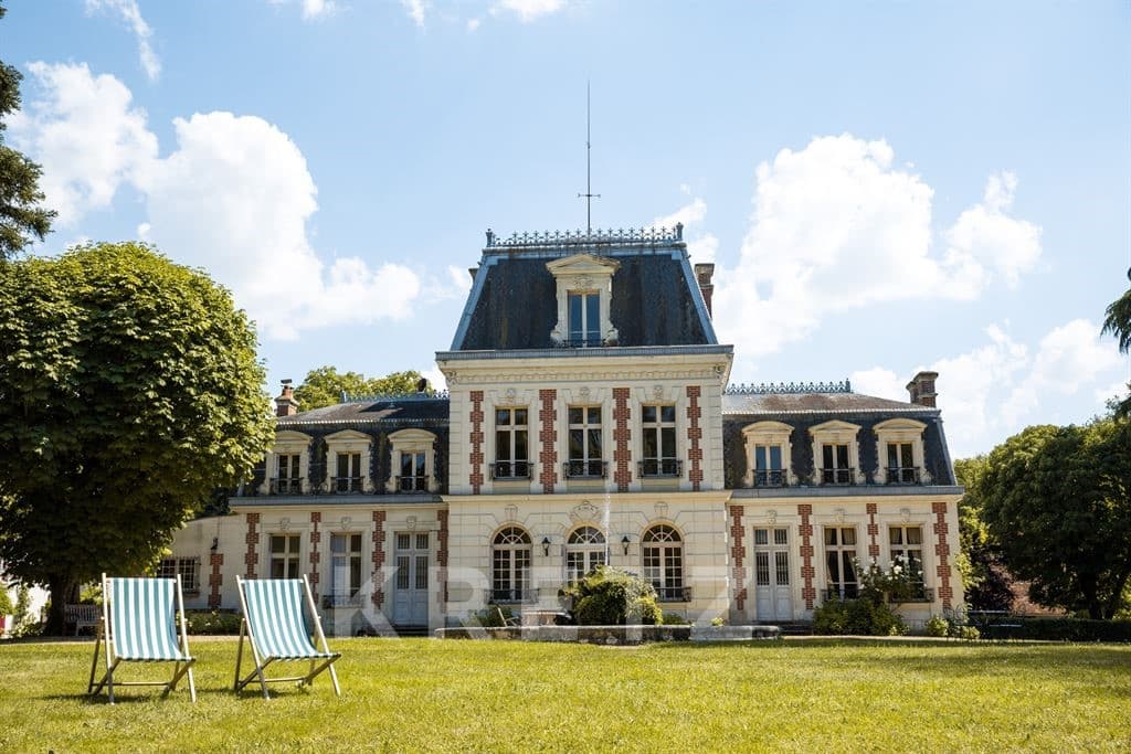 19th Century Château with Extensive Grounds and Multiple Annexes — Château for sale in France