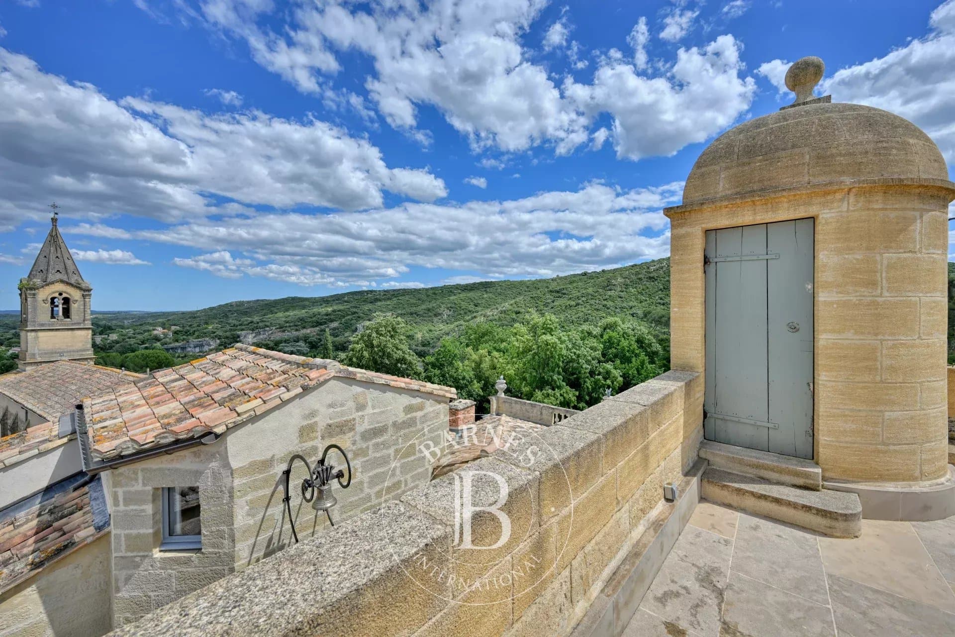 Historic Château with 19 Bedrooms and Extensive Grounds 4