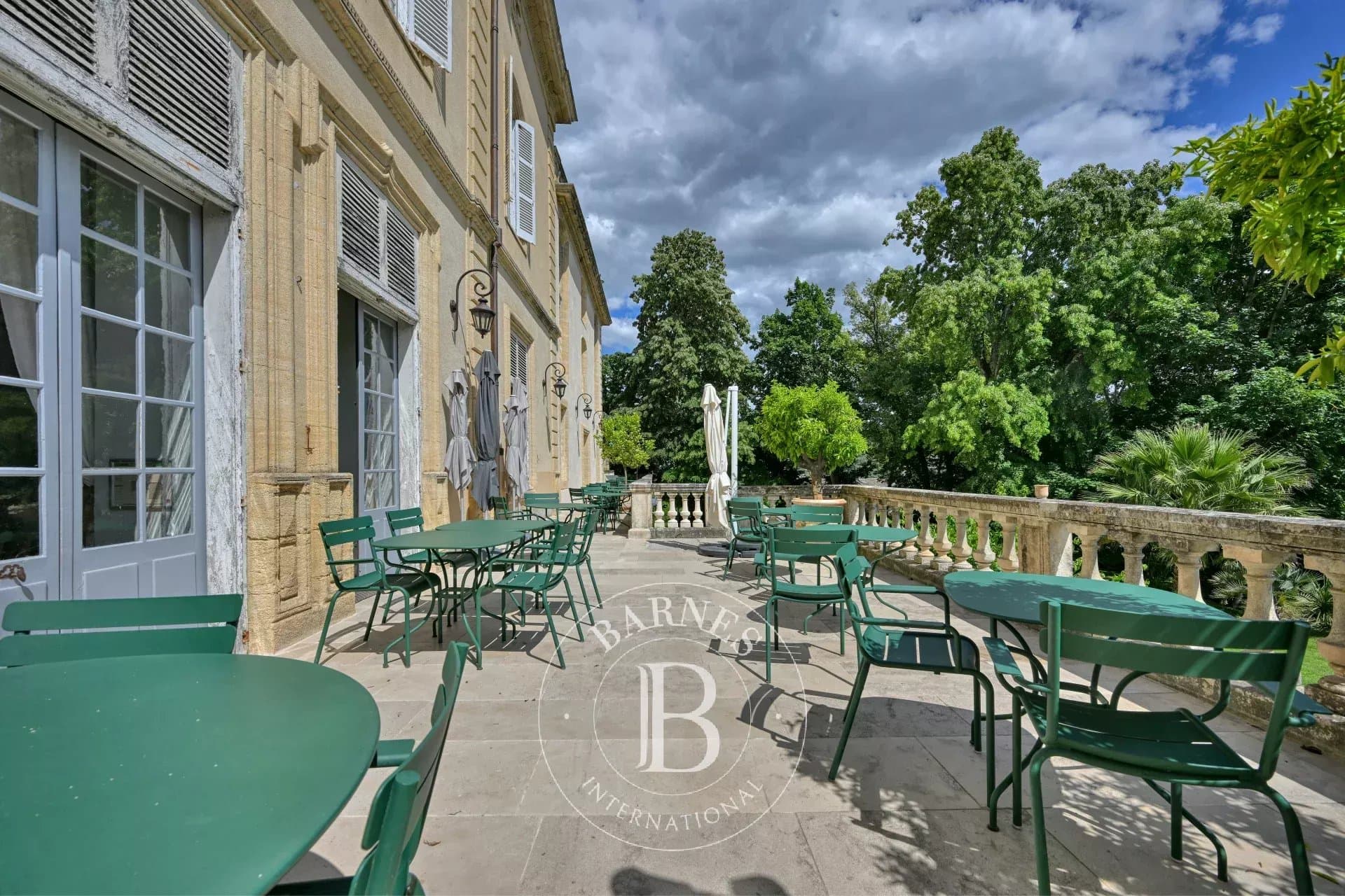 Historic Château with 19 Bedrooms and Extensive Grounds 5