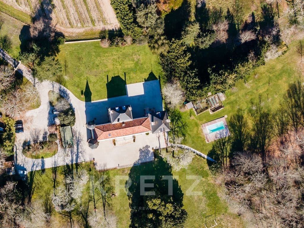 Elegant 19th Century Château Surrounded By Vineyards 5