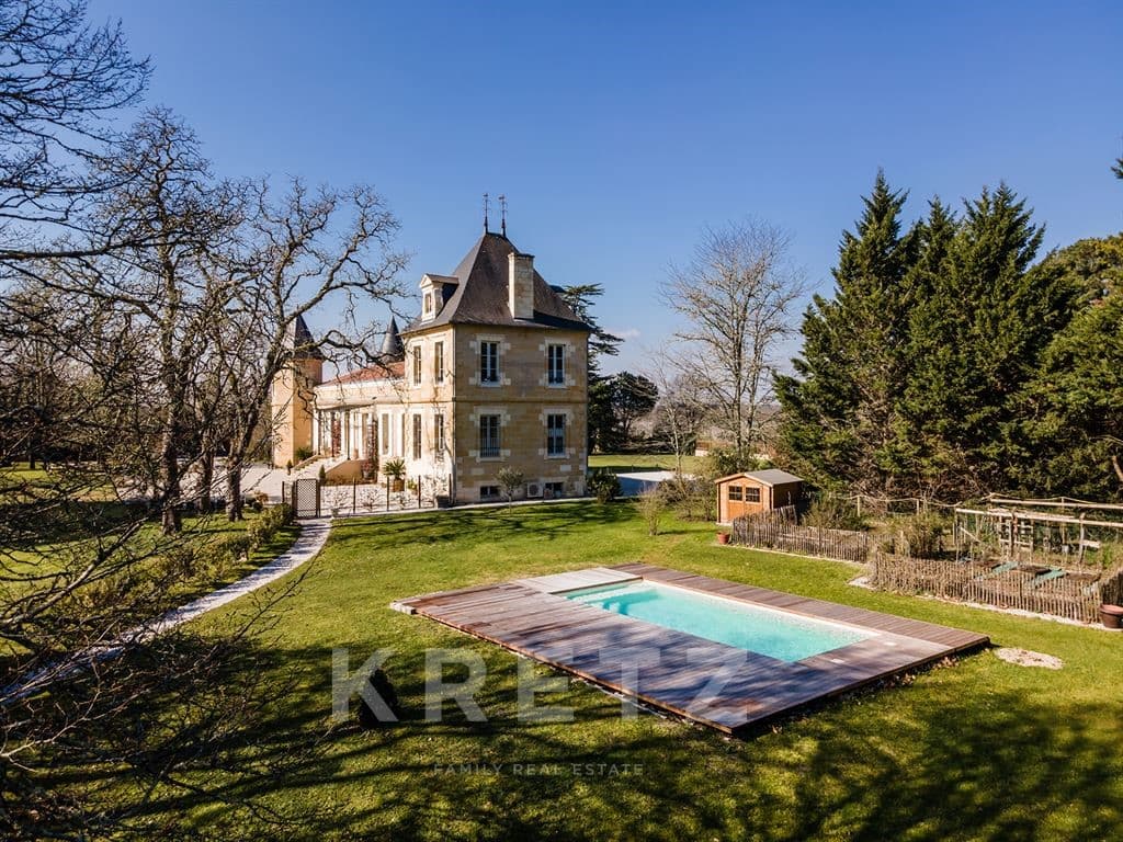 Elegant 19th Century Château Surrounded By Vineyards 4