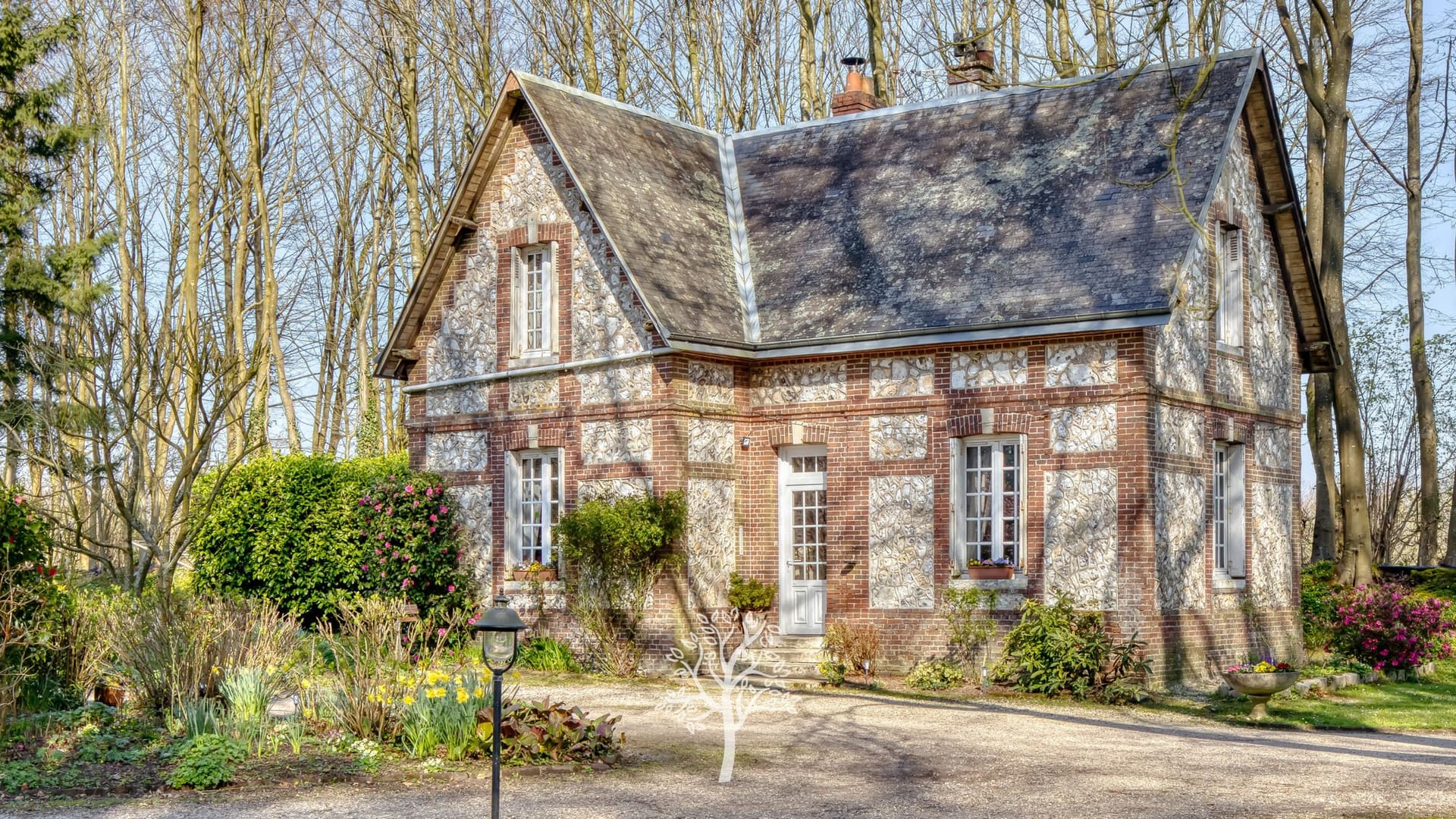 Elegant 19th Century Manor Inspired By Art Nouveau 2
