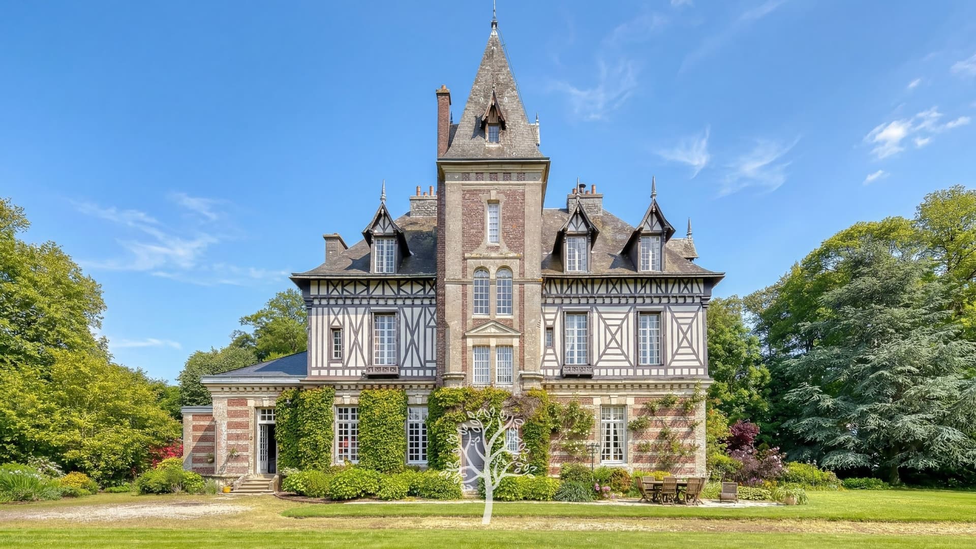 Elegant 19th Century Manor Inspired By Art Nouveau 3
