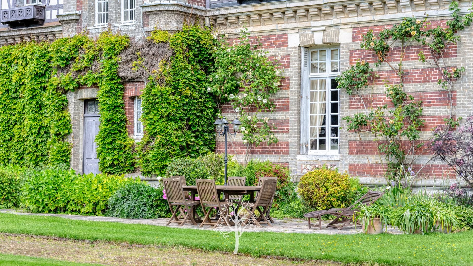 Elegant 19th Century Manor Inspired By Art Nouveau 5