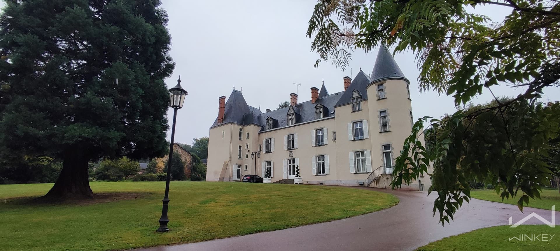 Elegant Château with Indoor Pool and Tennis Court on the Mayenne River — Château for sale in France