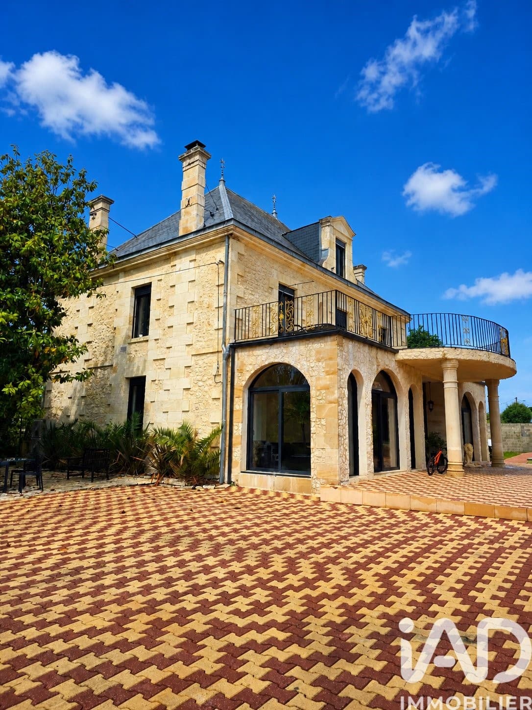 Modern Castle With 21 Bedrooms And Swimming Pool — in Gironde, Nouvelle-Aquitaine