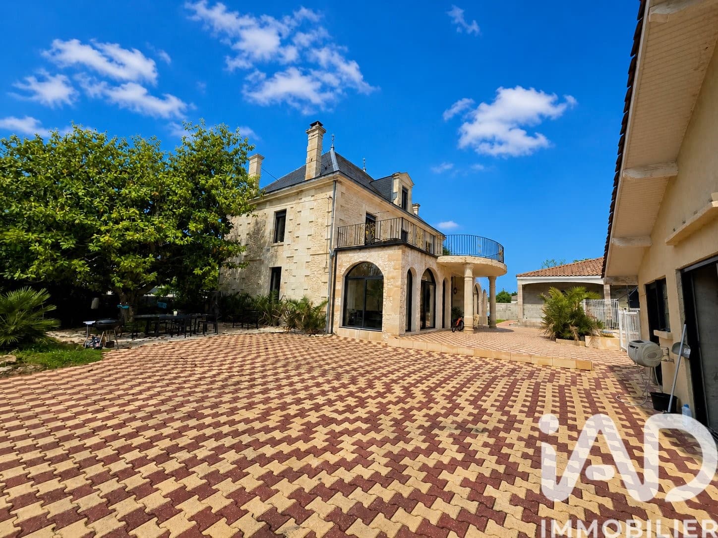Modern Castle With 21 Bedrooms And Swimming Pool 3