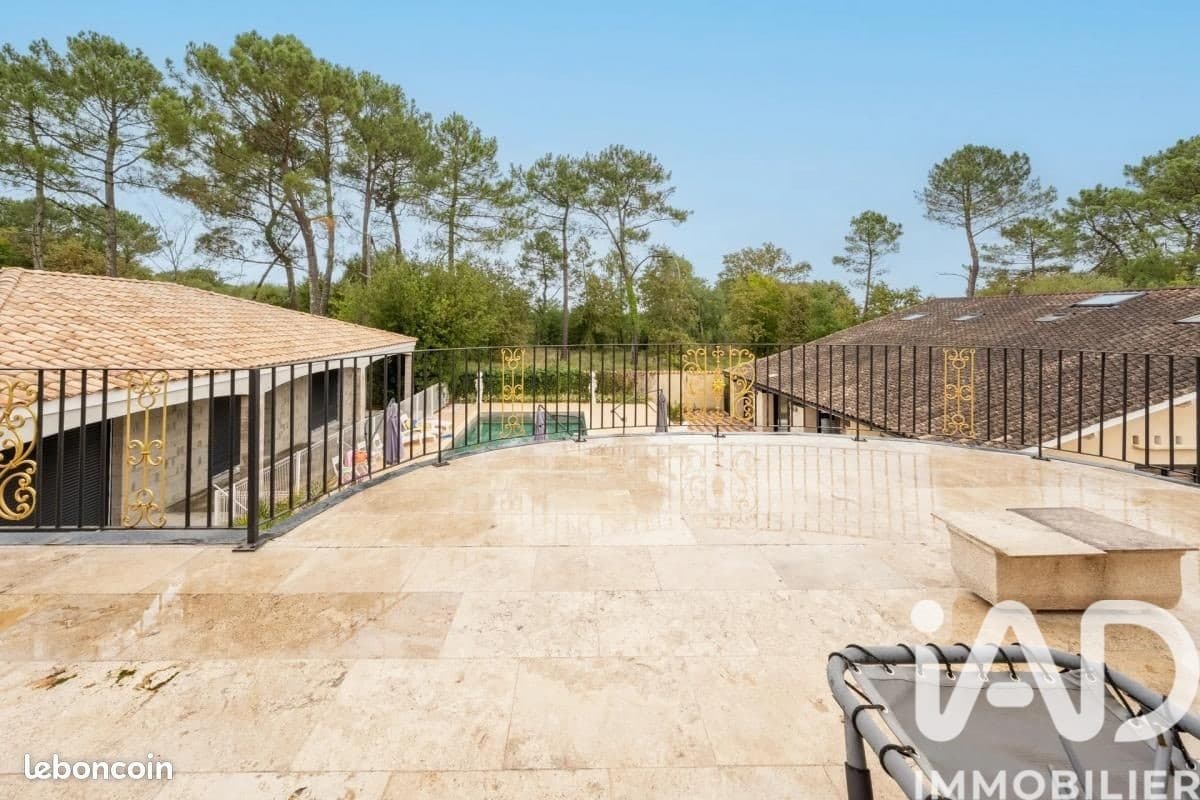 Modern Castle With 21 Bedrooms And Swimming Pool 4