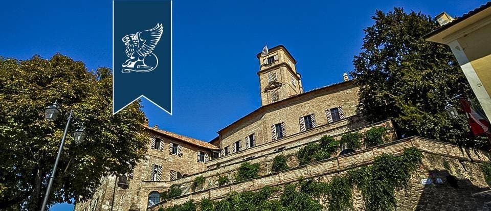 Historic Castle With Medieval Kitchens And Ornate Ceilings — in Italy