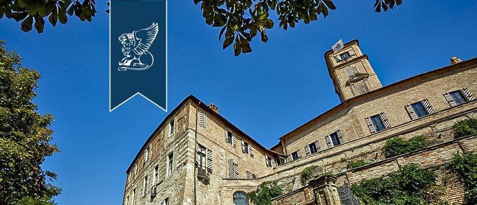 Historic Castle With Medieval Kitchens And Ornate Ceilings 4
