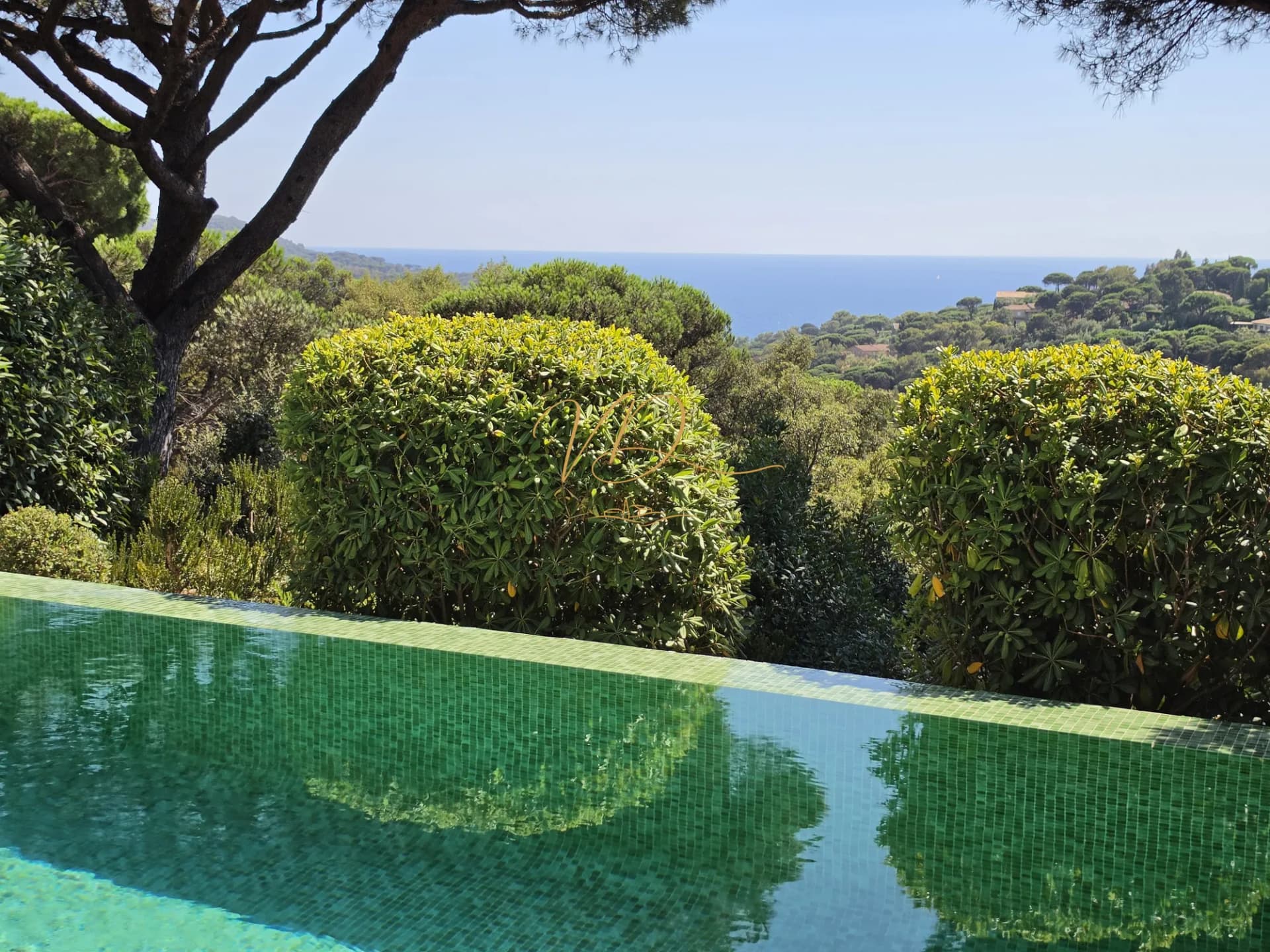 Luxurious Neo-Provençal Villa with Infinity Pool and Sea Views 4