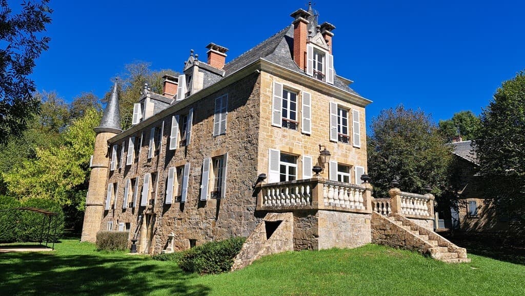 Spacious Castle With 20 Bedrooms And Swimming Pool 3