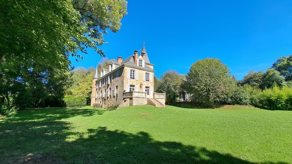Spacious Castle With 20 Bedrooms And Swimming Pool 4