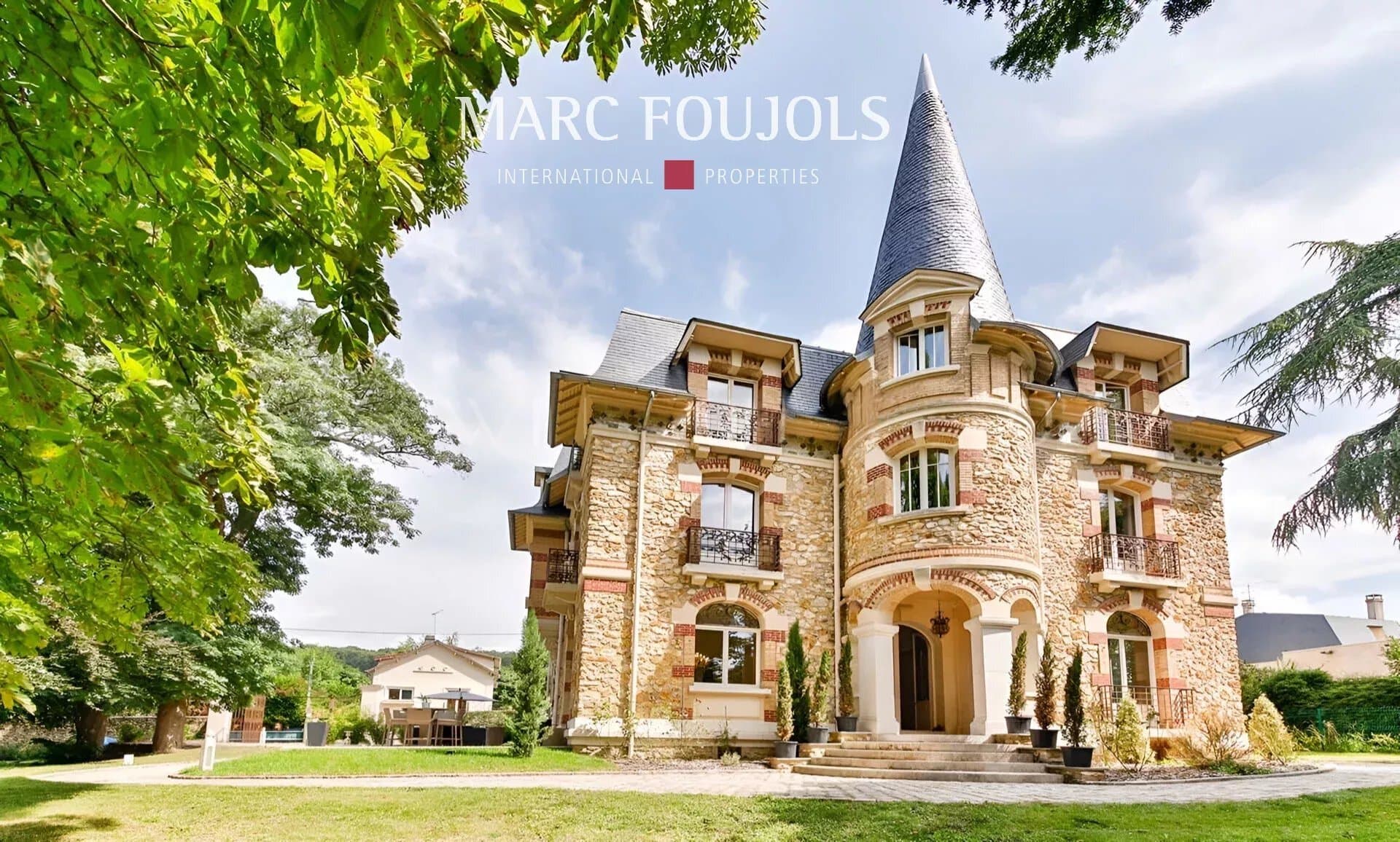 Luxurious Castle Retreat With Spa, Sauna, And Swimming Pool