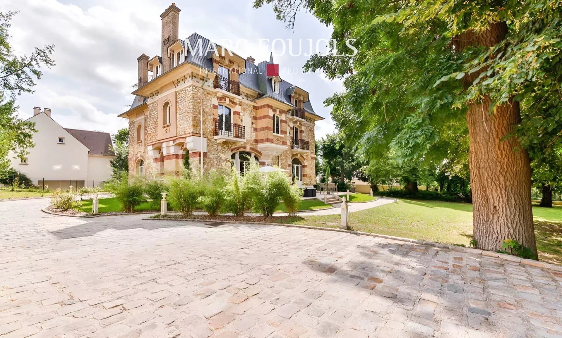 Luxurious Castle Retreat With Spa, Sauna, And Swimming Pool 2