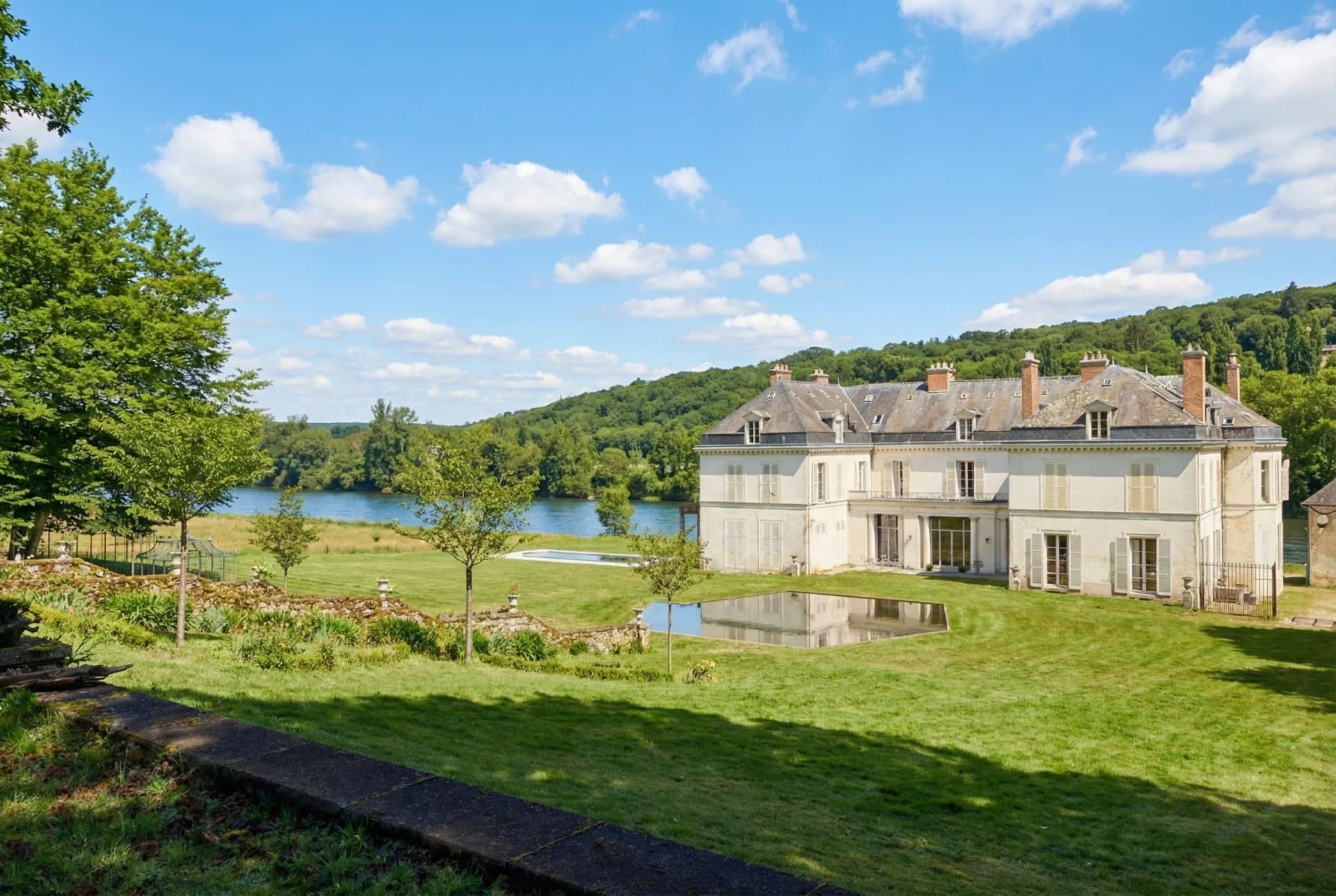 Historic Château with River Frontage and Expansive Grounds 3