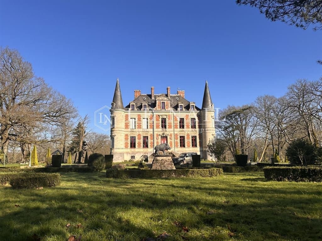 Elegant 19th Century Château With Reception Outbuilding And Expansive Park
