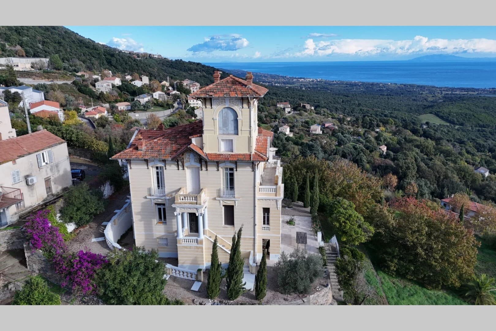 Elegant Manor House Overlooking the Mediterranean Coastline — Manor House for sale in France