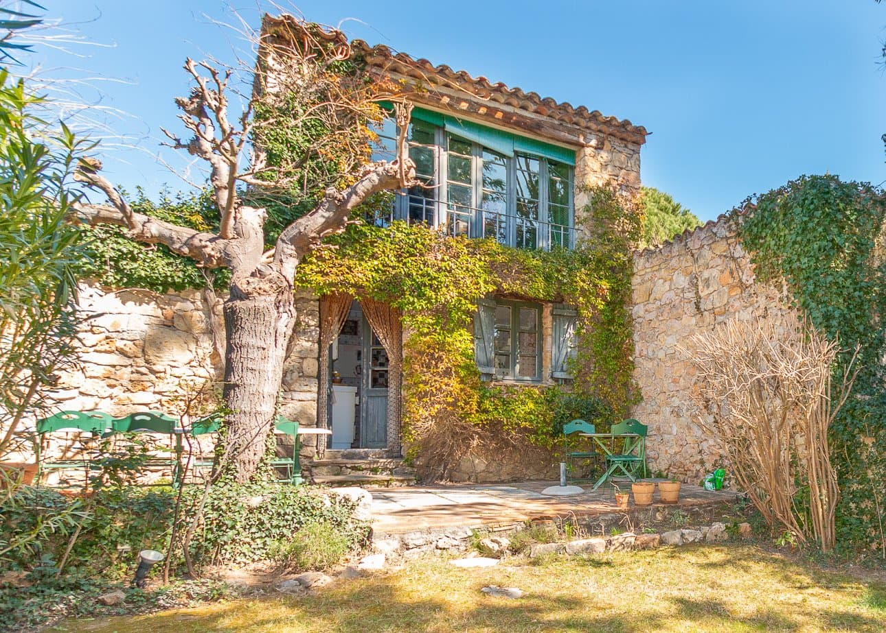 Charming 17th Century Hamlet With 10 Bedrooms And Pool — in France
